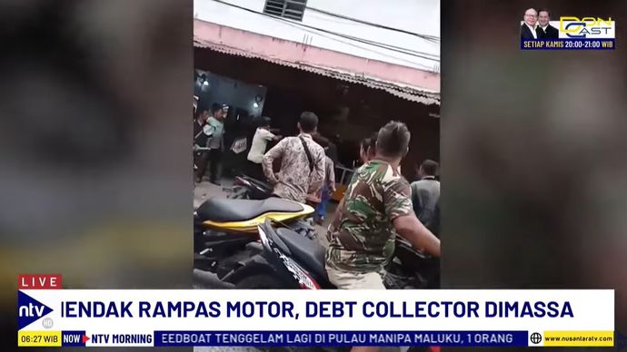 Satu unit motor milik debt collector menjadi sasaran amukan warga di Jalan Panglima Polem, Kisaran Barat, Asahan, Sumatera Utara.