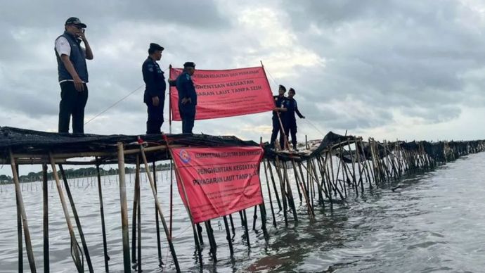 Sejumlah petugas Direktorat Jenderal Pengawasan Sumber Daya Kelautan dan Perikanan (PSDKP) Kementerian Kelautan dan Perikanan (KKP) menyegel lokasi pemagaran laut sepanjang 30,16 km di perairan pesisir Tangerang, Banten, Kamis (9/1/2025). 