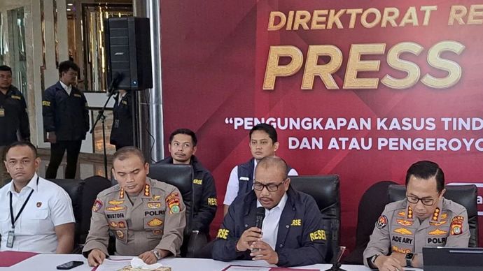 Direktur Reserse Kriminal Umum Polda Metro Jaya, Kombes Pol. Wira Satya Triputra (kedua dari kanan) saat konferensi pers di Jakarta, Senin 13 Januari 2025