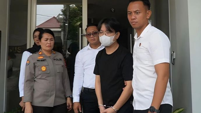 Kasi Humas Polrestabes Surabaya AKP Rina Shanty (kedua kiri) bersama jajaran mendampingi tersangka Ivan Sugianto (kedua kanan) untuk diserahkan ke Kejari Surabaya, di Polrestabes Surabaya, Senin (13/1/2025).