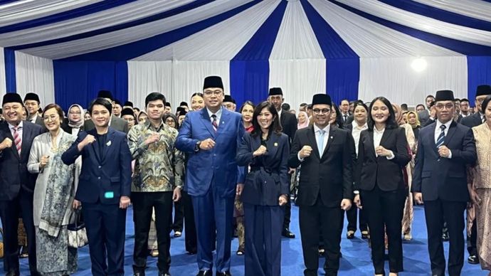 Menteri Komunikasi dan Digital Meutya Hafid (tengah) dalam acara pelantikan dan pengambilan sumpah janji jabatan pejabat pimpinan tinggi madya dan pimpinan tinggi Pratama di lingkungan Kementerian Komunikasi dan Digital di Kantor Kementerian Komdigi, <b>(ANTARA (Fathur Rochman))</b>