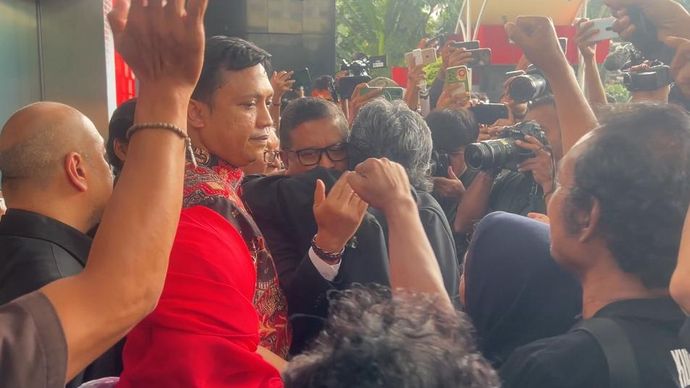 Sekjen PDIP Hasto Kristiyanto dipeluk pendukungnya usai diperiksa KPK. (NTVNews.id) 