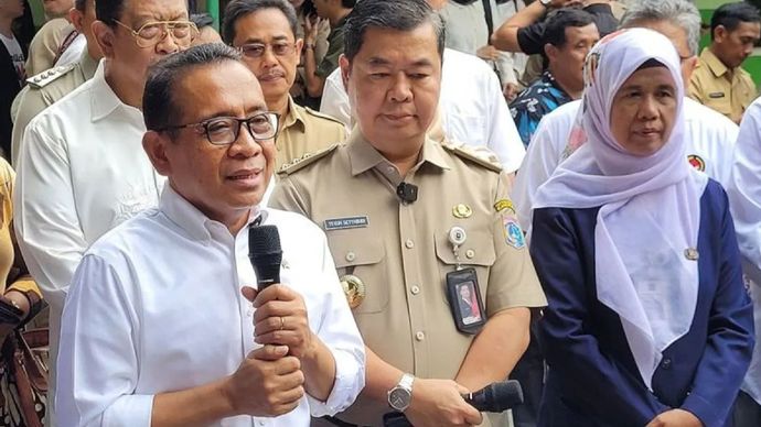 Menteri Koordinator Pembangunan Manusia dan Kebudayaan (Menko PMK) Pratikno (kiri) usai meninjau pelaksanaan Makan Bergizi Gratis di Sekolah Luar Biasa (SLB) B dan C Cahaya Jaya, Jakarta Utara, Senin 13 Januari 2025.