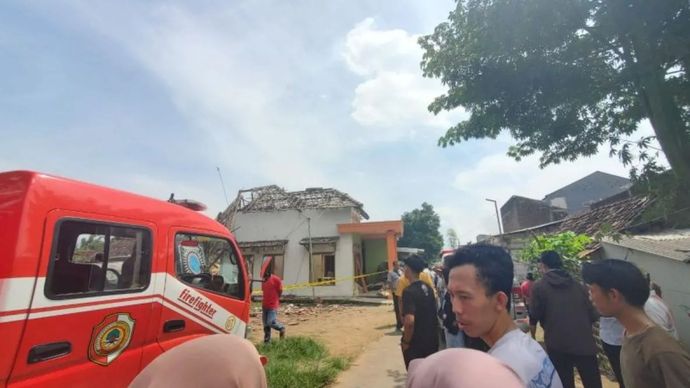 Warga Mojokerto melihat kondisi rumah warga yang meledak hingga mengakibatkan dua orang meninggal dunia.