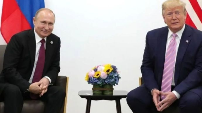 Arsip foto - Presiden AS Donald Trump (kanan) bertemu dengan Presiden Rusia Vladimir Putin pada Juni 2019. 