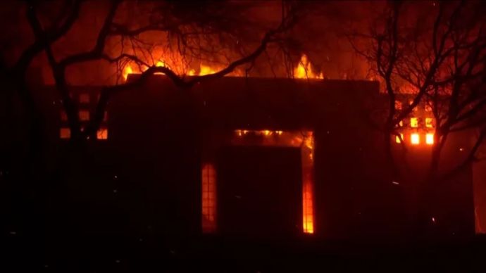 Sinagoga Tempat Ibadah Yahudi Terbakar di Los Angeles