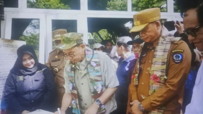 Menteri Kebudayaan Fadli Zon didampingi Pj Gubernur Sulsel Fadjry Djufry meresmikan Leang- Leang Archaeological Park di Kabupaten Maros, Sulsel, Selasa,(14/1/2025).