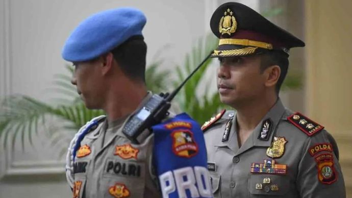 Petugas Propam Polri menggiring eks Kasubdit 3 Ditresnarkoba Polda Metro Jaya AKBP Malvino Edward Yusticia (kanan) usai menjalani sidang etik di Gedung TNCC Mabes Polri, Jakarta, Kamis (2/1/2025). Majelis sidang Komisi Kode Etik Polri (KKEP) menjatuhkan sanksi pemberhentian tidak dengan hormat (PTDH) kepada mantan Kasubdit III Ditresnarkoba Polda Metro Jaya AKBP Malvino Edward Yusticia terkait kasus dugaan pemerasan pengunjung konser Djakarta Warehouse Project (DWP) 2024.