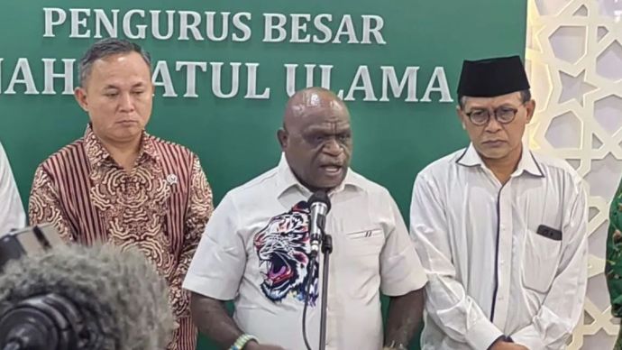 Ketua PBNU Ahmad Suaedy (kanan) saat mendampingi Menteri HAM Natalius Pigai saat konferensi pers di Jakarta, Selasa 14 Januari 2025.