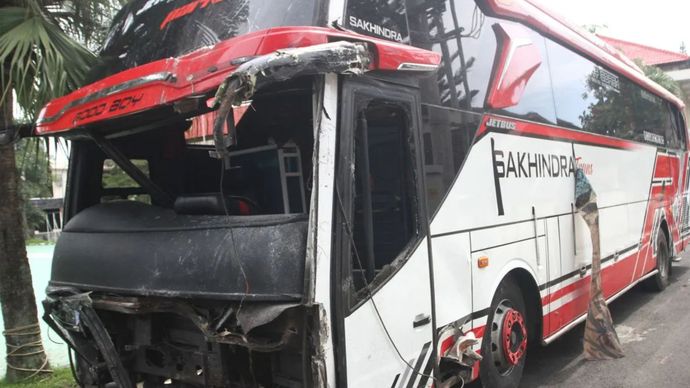 Arsip foto -Bangkai bus yang sempat terlibat kecelakaan di Kota Batu, Jawa Timur beberapa waktu lalu telah dibawa ke mapolres setempat. 