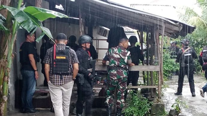 Situasi tim gabungan saat hendak melakukan penangkapan pelaku penembakan personel Polisi Militer di Belitung, Selasa (14/1/2025). 