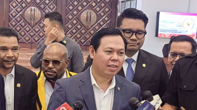 Ketua DPD RI Sultan B. Najamudin usai menghadiri Sidang Paripurna Ke-10 DPD RI Masa Sidang III Tahun 2024&ndash;2025 di kompleks parlemen, Senayan, Jakarta, Selasa 14 Januari 2025.