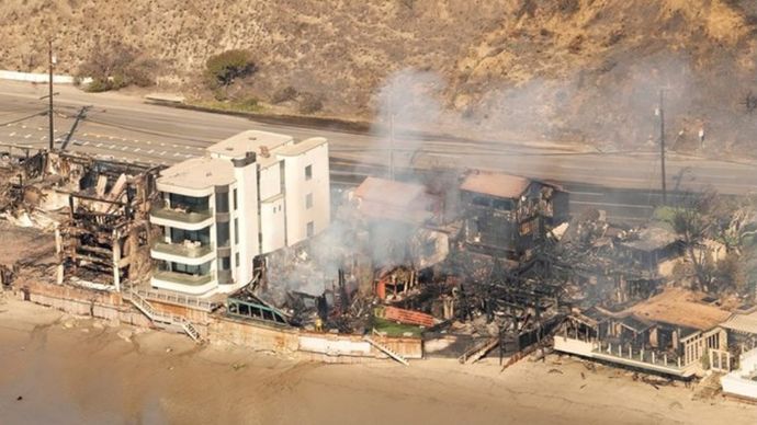 Sebuah rumah tetap utuh pada kebakaran di Los Angeles.