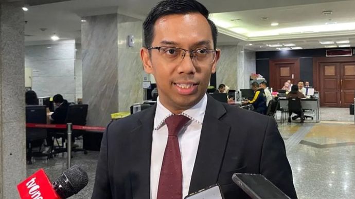 Kepala Biro Humas dan Protokol Mahkamah Konstitusi Pan Mohamad Faiz menjawab pertanyaan wartawan di Gedung I MK, Jakarta, Senin (13/1/2025).