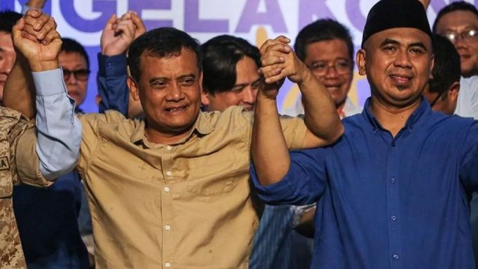 Calon gubernur dan calon wakil gubernur Jawa Tengah nomor urut 2, Ahmad Luthfi (kiri) dan Taj Yasin Maimoen (kanan) bergandengan tangan usai menyampaikan keterangan kepada wartawan terkait hasil hitung cepat Pilkada 2024 di Posko Pemenangan, Semarang, Jawa Tengah, Rabu (27/11/2024).