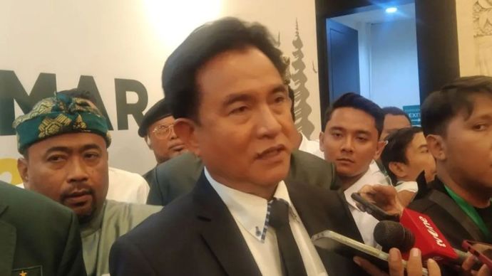 Menteri Koordinator Bidang Hukum, HAM, Imigrasi dan Pemasyarakatan Yusril Ihza Mahendra diwawancarai awak media di sela pembukaan Muktamar VI Partai Bulan Bintang (PBB) di Denpasar, Bali, Senin malam (13/1/2025).