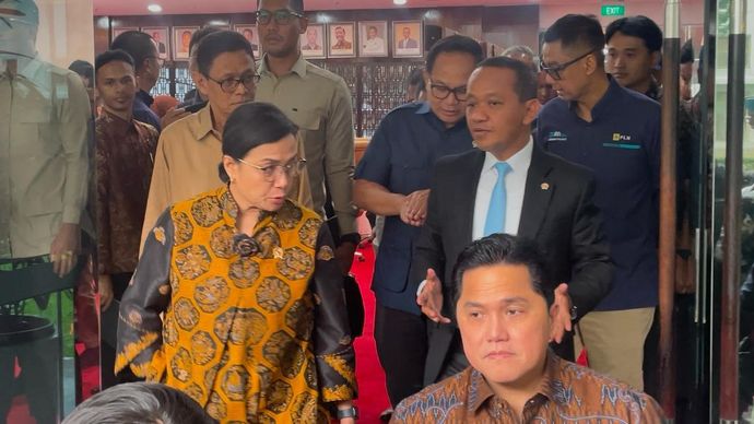 Menteri Badan Usaha Milik Negara (BUMN) Erick Thohir dan Menteri Keuangan Sri Mulyani mendatangi kantor Menterian Energi dan Sumber Daya Mineral (ESDM) Bahlil Lahadalia