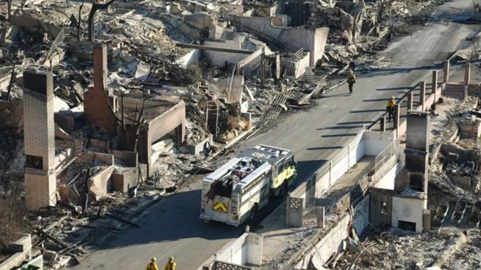 Setidaknya 25 orang tewas akibat kebakaran hutan yang terus melanda wilayah Los Angeles County, dan saat ini sudah memasuki hari kedelapan. 