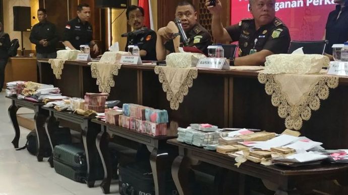 Barang bukti uang milik tersangka kasus suap terkait vonis bebas Ronald Tannur, Rudi Suparmono, ditunjukkan dalam konferensi pers di Gedung Kejaksaan Agung, Jakarta, Selasa (14/1/2025).