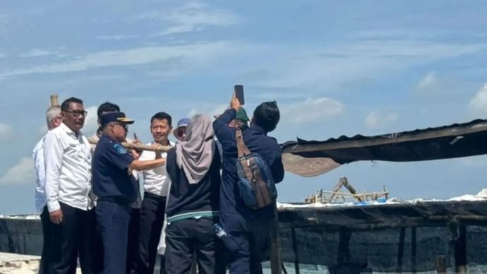 Tim Ombudsman dan KKP saat meninjau langsung kondisi pemagaran laut di kawasan pesisir pantai utara Kabupaten Tangerang, Banten. 