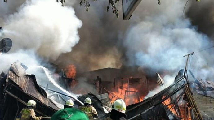 Bangunan rumah tinggal di Jalan Kemaron Gempol RT.08/RW.06, Kelurahan Kebon Kosong, Kecamatan Kemayoran, Jakarta Pusat dilaporkan terbakar. <b>(HUMAS JAKFIRE)</b>