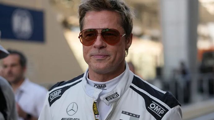 Brad Pitt berjalan di jalur pit sebelum Grand Prix Formula Satu Abu Dhabi.