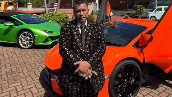 Koleksi supercar&nbsp;milik Hotman Paris semakin lengkap dengan hadirnya Lamborghini Revuelto. (Foto: Instagram @hotmanparisofficial)