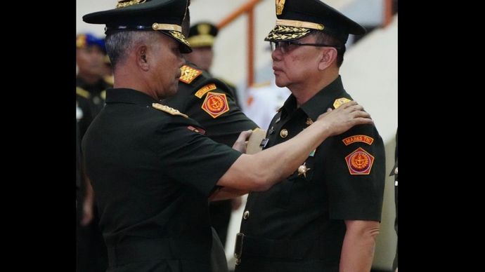 Kasum TNI Letjen Richard Tampubolon menerima laporan korps kenaikan pangkat 97 pati. (Puspen TNI) 