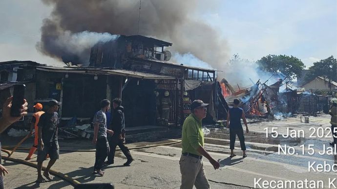 Petugas berupaya memadamkan api yang membakar rumah di Kemayoran Gempol, Jakarta Pusat, Rabu (15/1/2025).