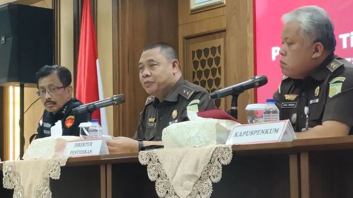 Direktur Penyidikan pada Jaksa Agung Muda Bidang Tindak Pidana Khusus (Jampidsus) Kejagung Abdul Qohar (tengah) berbicara dalam konferensi pers di Gedung Kejaksaan Agung, Jakarta, pada Selasa (14/1/2025). 