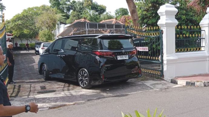 Mobil yang ditumpangi Presiden ke-7 Republik Indonesia Joko Widodo tiba di Keraton Kilen, Kota Yogyakarta, Rabu pagi.