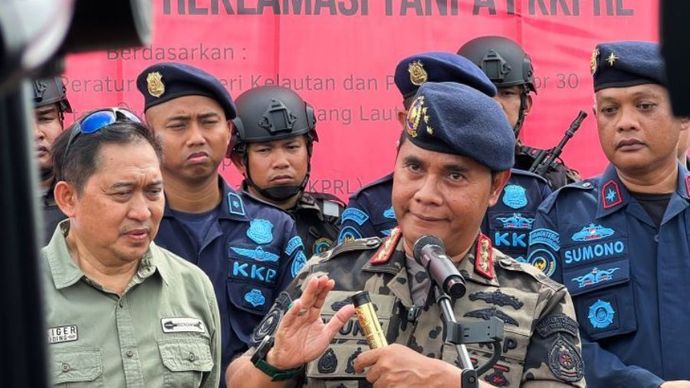 Direktur Jenderal PSDKP KKP Pung Nugroho Saksono (kanan) dalam jumpa pers di sela meninjau pemagaran laut di perairan Bekasi, Jawa Barat, Rabu (15/1/2025).