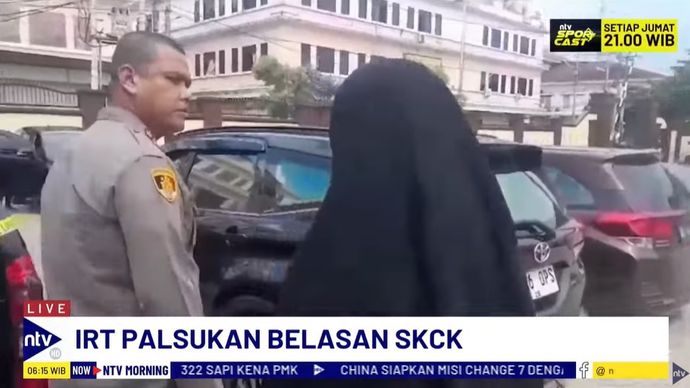 Seorang IRT berinisial WS (23) di Gowa, Sulawesi Selatan, ditangkap polisi setelah terbukti memalsukan SKCK. 