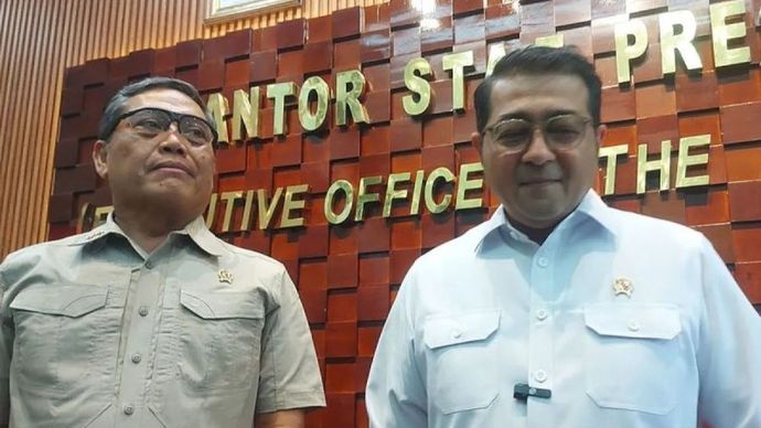 Kepala Staf Kepresidenan AM Putranto (kiri) didampingi Menteri Ekonomi Kreatif Teuku Riefky Harsya (kanan) saat menyampaikan keterangan kepada wartawan di Kantor Staf Kepresidenan Jakarta, Rabu (15/1/2025). 