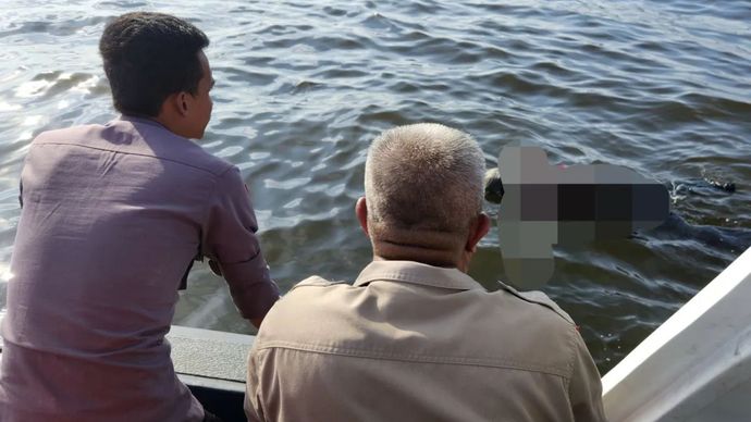 Arsip foto - Sesosok mayat laki-laki saat dilakukan evakuasi di Perairan Marunda, Cilincing, Jakarta Utara, Jumat (10/1/2025). 