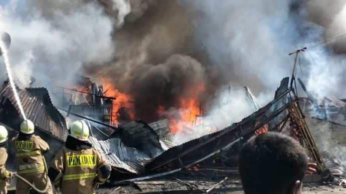 Bangunan rumah tinggal di Jalan Kemaron Gempol RT.08/RW.06, Kelurahan Kebon Kosong, Kecamatan Kemayoran, Jakarta Pusat dilaporkan terbakar.