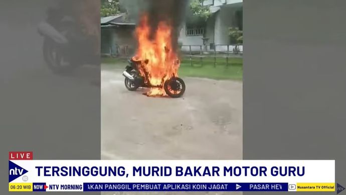 Seorang remaja mengancam serta membakar motor Ahmad Nurdin. 