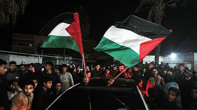 Warga Palestina yang bereaksi terhadap kabar tentang kesepakatan gencatan senjata dengan Israel di Deir al-Balah, Jalur Gaza tengah, Palestina (15/1/2025). 