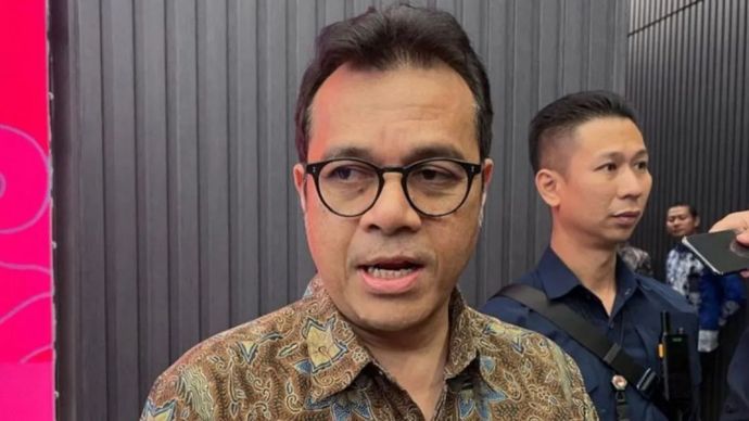 Wakil Menteri Komunikasi dan Digital Nezar Patria dalam wawancara cegat dengan media di kawasan Gatot Subroto, Jakarta.