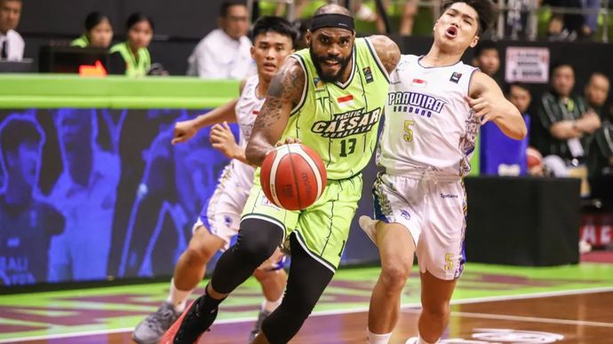 Pebasket Pacific Caesar Surabaya Chishon Reydell Briggs (tengah) melewati hadangan pebasket Prawira Bandung Jason Prawira Djaja Atmaja (kanan) pada pertandingan Indonesia Basket League (IBL) 2025 di GOR Pacific Caesar Surabaya, Jawa Timur, Rabu (15/1/2025). Pacific Caesar Surabaya dikalahkan Prawira Bandung dengan skor 81-82