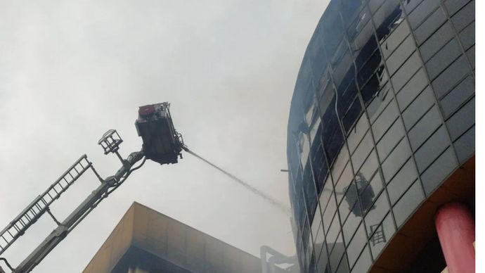 Pemadaman kebakaran di Glodok Plaza, Tamansari, Jakarta Barat, menggunakan 