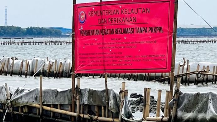 Spanduk berwarna merah dari KKP bertuliskan Kementerian Kelautan dan Perikanan Penghentian Kegiatan Reklamasi Tanpa PKKPRL terpasang di pagar laut perairan Bekasi, Jawa Barat, Rabu (15/1/2025). 