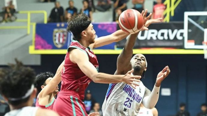 Pebasket Hangtuah Jakarta Rakeem Maleek Christmas (kanan) berebut bola dengan pebasket Bali United Basketball Putu J. Satria Pande (kedua kanan) saat pertandingan Indonesian Basketball League (IBL) 2025 di GOR Merpati, Denpasar, Bali, Rabu 15 Januari lalu