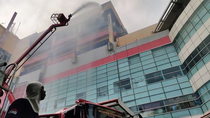 Petuga melakukan pemadaman kebakaran Glodok Plaza, Tamansari, Jakarta Barat, Kamis (16/1/2025) pagi pukul 08.30 WIB. ANTARA