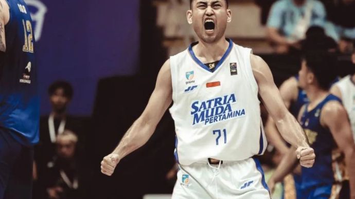 Pebasket Satria Muda Pertamina Jakarta (SM) Widyanta Putra Teja, menunjukkan ekspresi kemenangan, usai mengalahkan Prawira Bandung dalam laga IBL 2025 di C-Tra Prawira Arena, Bandung, Sabtu 11 Januari lalu.