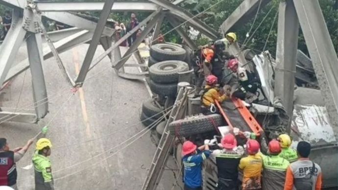 Sebuah truk tronton bermuatan semen menabrak Jembatan Busui di Kalimantan Timur.