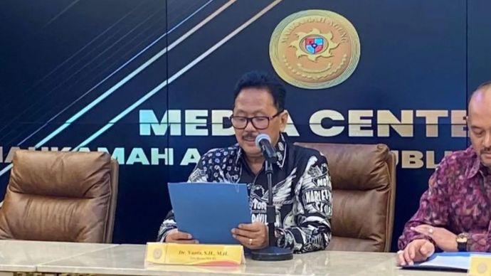 Juru Bicara Mahkamah Agung Yanto (kiri) saat konferensi pers mengenai tanggapan MA atas penetapan tersangka terhadap mantan Ketua Pengadilan Negeri Surabaya Rudi Suparmono di Media Center MA, Jakarta, Rabu (15/1/2025). 