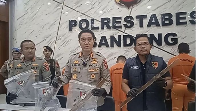 Kabid Humas Polda Jawa Barat Kombes Polisi Jules Abraham Abast saat ungkap kasus di Mapolrestabes Bandung, Jawa Barat, Jumat 17 Januari 2025.