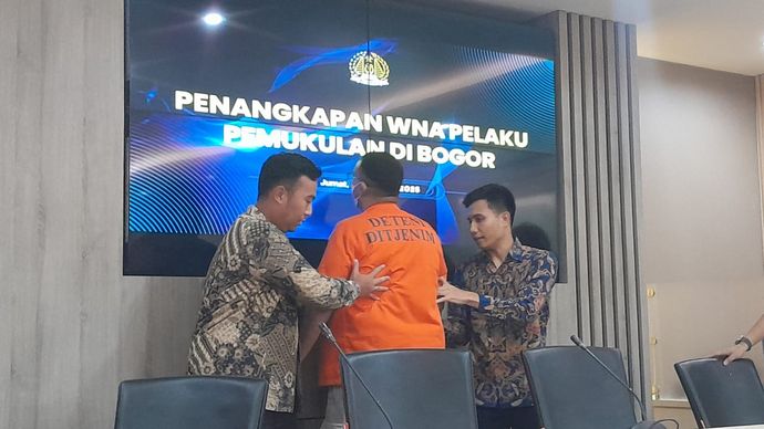 Imigrasi Tangkap WNA pelaku pemukulan di Bogor <b>(NTVNews.id/ Adiansyah)</b>