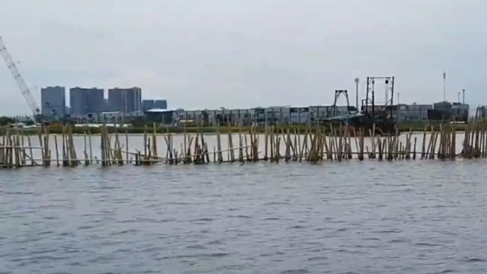 Pagar laut terbuat dari bambu terpancang sepanjang 1,5 kilometer di perairan Kamal Muara Penjaringan Jakarta Utara.